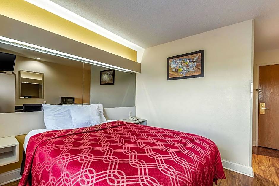 Econo Lodge Inn & Suites Evansville East