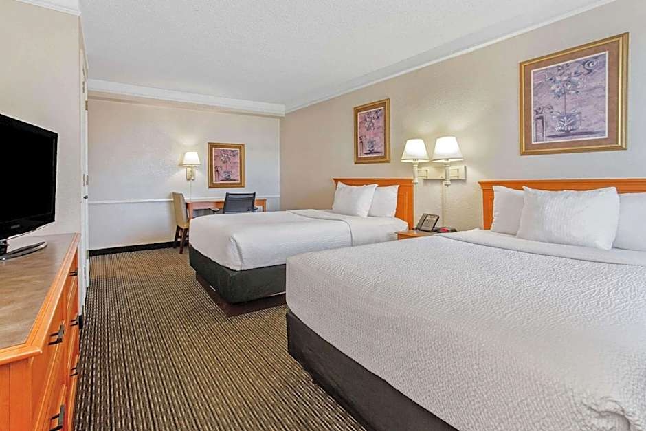 La Quinta Inn & Suites by Wyndham Tampa Bay Pinellas Park Clearw