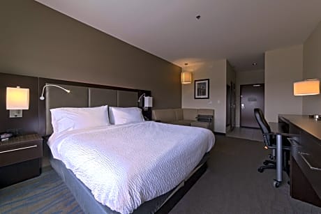 Deluxe Suite - Hearing Accessible - Non-Smoking
