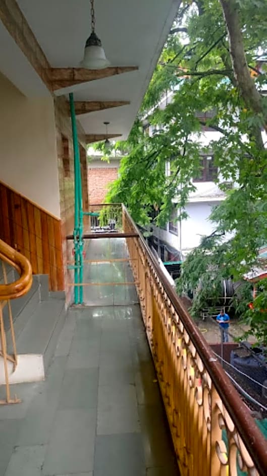 Goroomgo Samiru Manali 