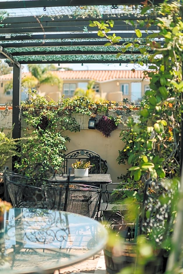 Seaside Laguna Inn & Suites