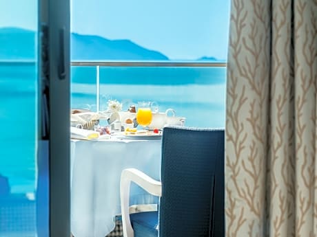 DELUXE DOUBLE ROOM SEA SIDE VIEW