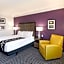 La Quinta Inn & Suites by Wyndham Arlington North Six Flags Drive