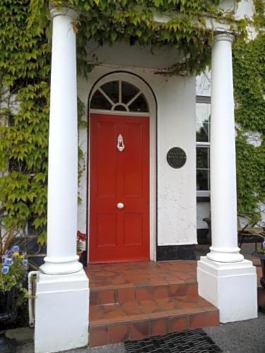 Ross Lake House Hotel