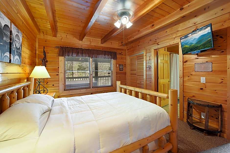 Ryes and Shine Bootlegger's Cabin! Hot Tub* Pool* Arcade* Billiards *EV * Pet Friendly