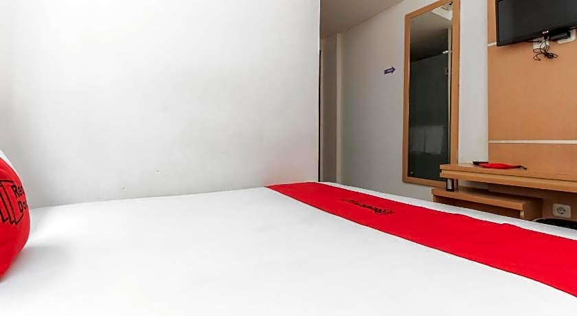 RedDoorz Plus near Galaxy Bekasi