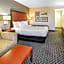 La Quinta Inn & Suites by Wyndham DFW Airport South/Irving