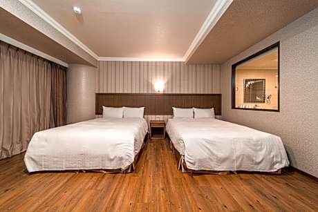 Deluxe Quadruple Room - No Window