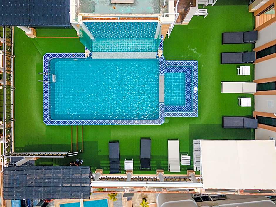 The Whitehouse Condotel