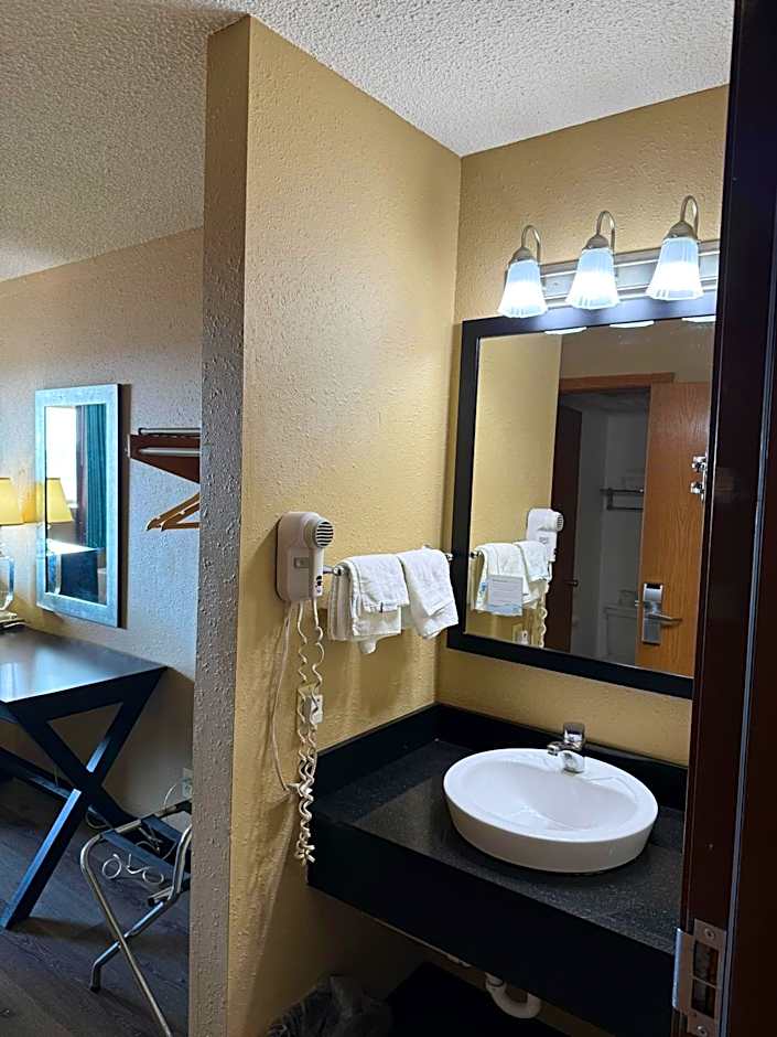 Super 8 by Wyndham Mendota I-39