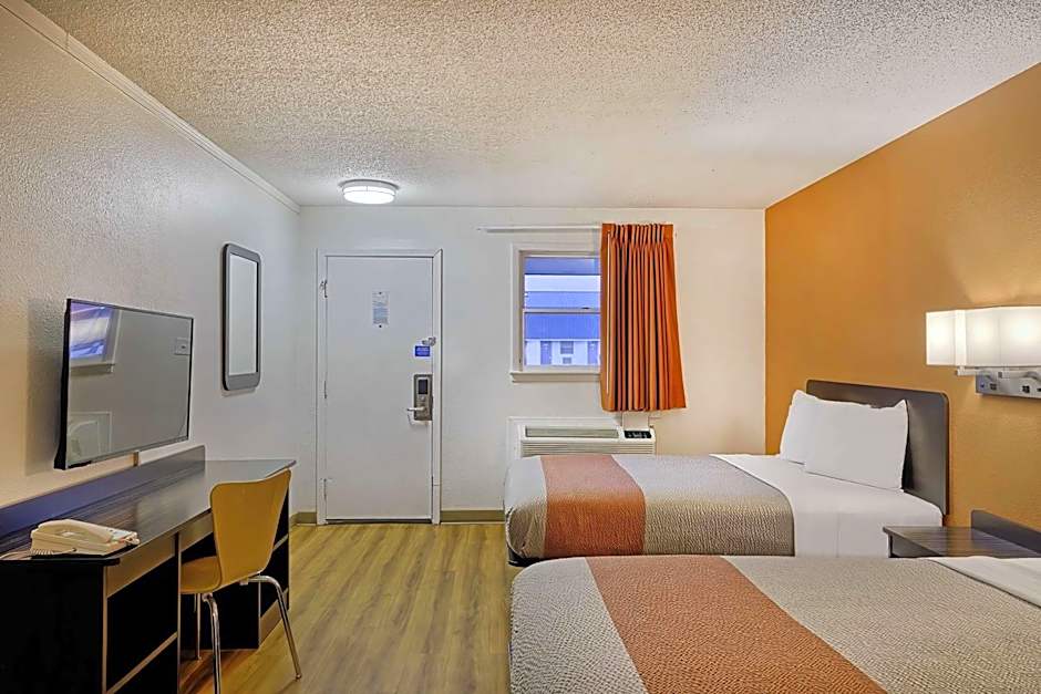 Motel 6 Sullivan MO