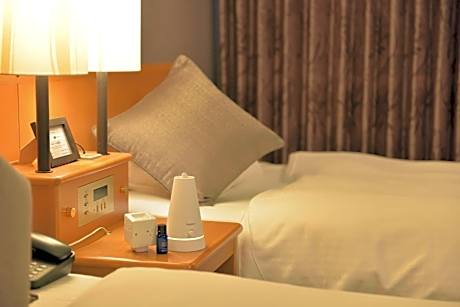 Corner Twin Room with Extra Bed - Non-Smoking