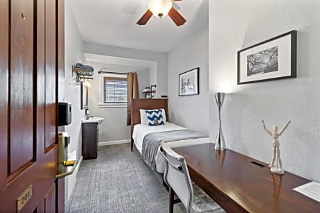 Small Room - One Twin Bed, Shared Bathroom