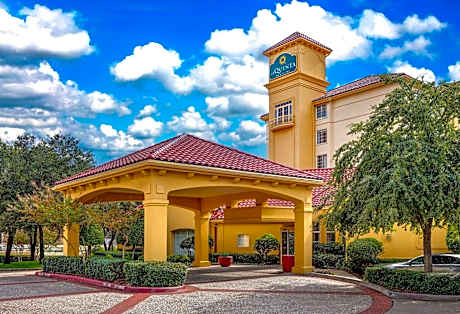 La Quinta Inn & Suites by Wyndham Dallas North Central