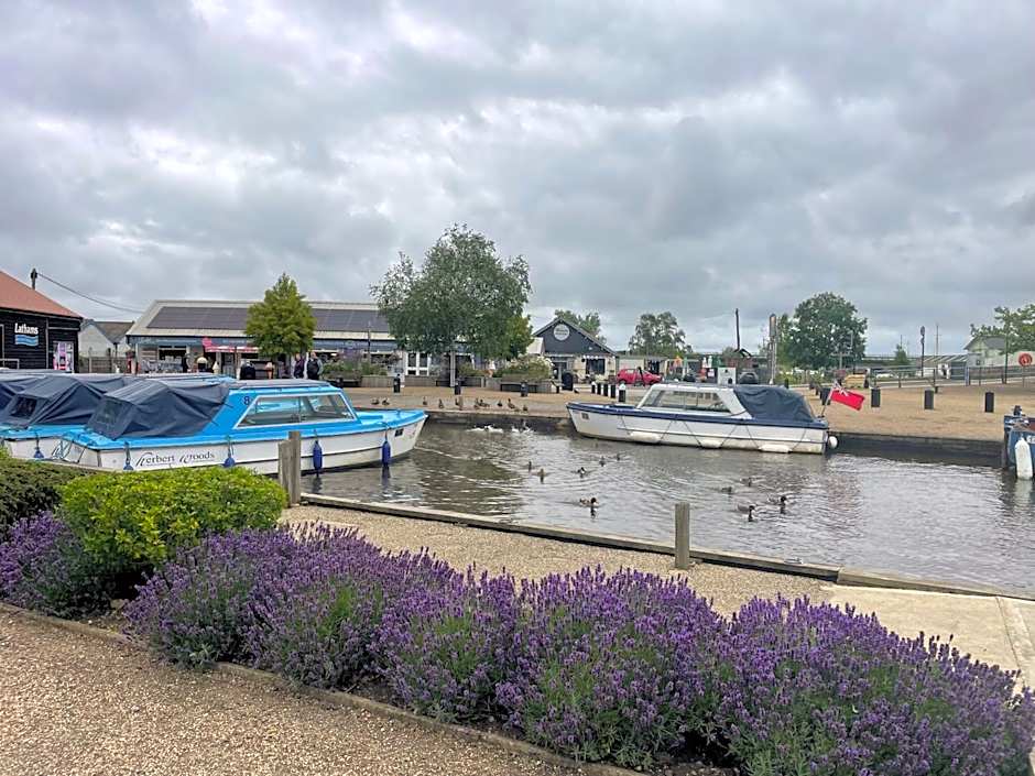 Norfolk Nest 2 bedroom chalet new media wall