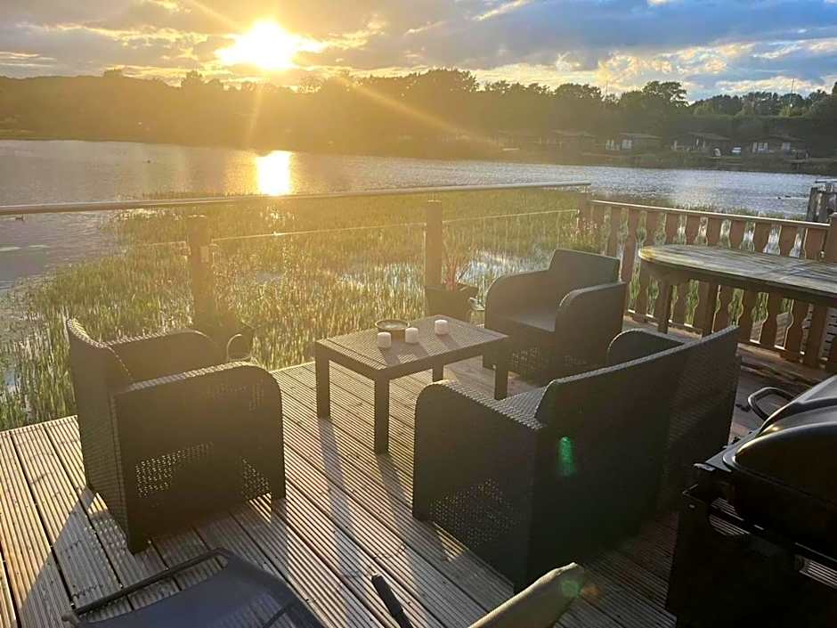 Gressingham 9 - South Lakes Leisure Village - lodge on the lake