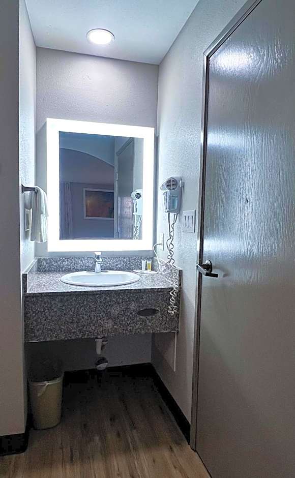 Days Inn by Wyndham Dallas Plano