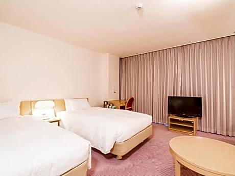 Family Twin A with Ski Run View - Non-Smoking Wing 2