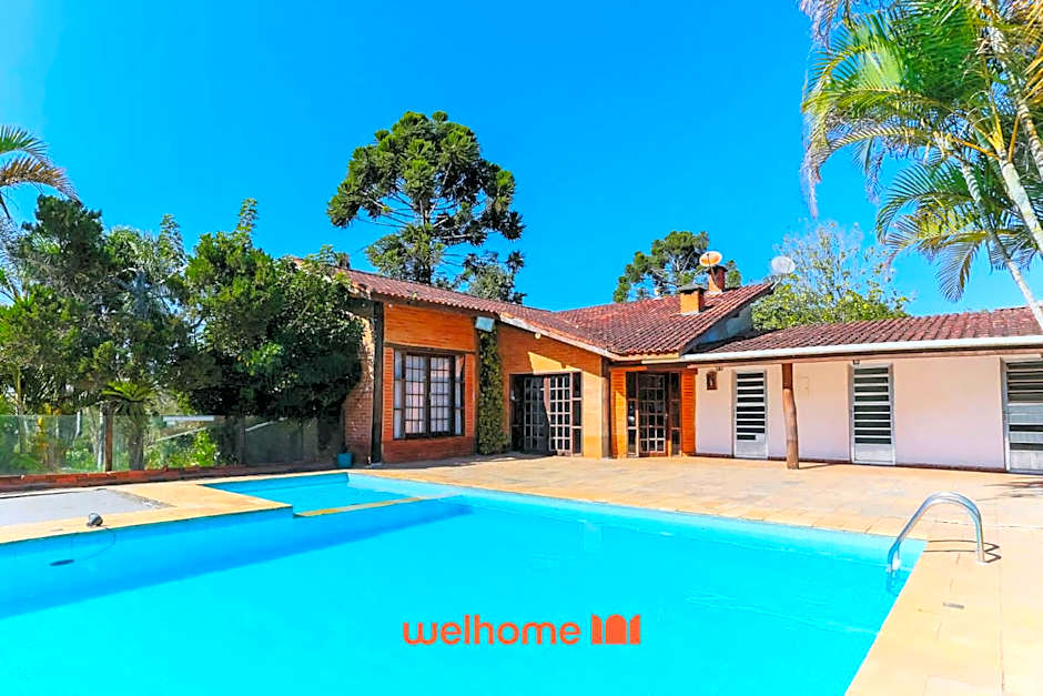 Casa em Cotia com piscina e área de lazer infantil