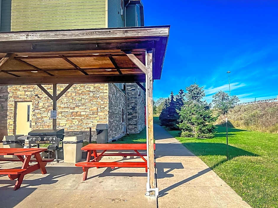 Suburban Studios Triadelphia - Wheeling at The Highlands