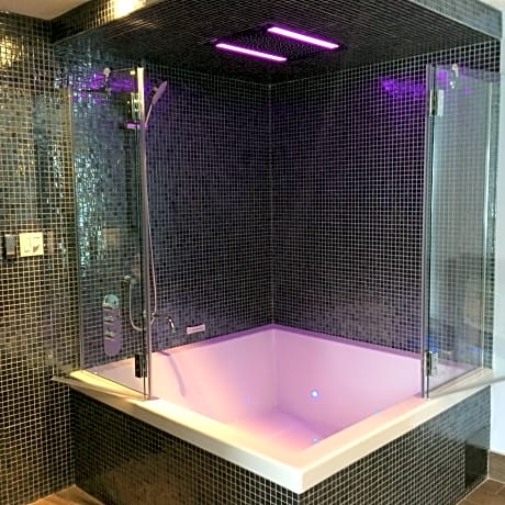 Deluxe Queen Room with Spa Bath-Smoking