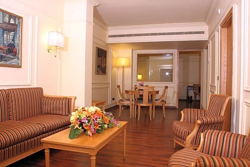 Le Commodore Hotel