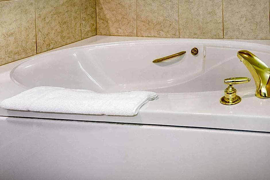 Quality Inn & Suites Carthage near Precious Moments Chapel