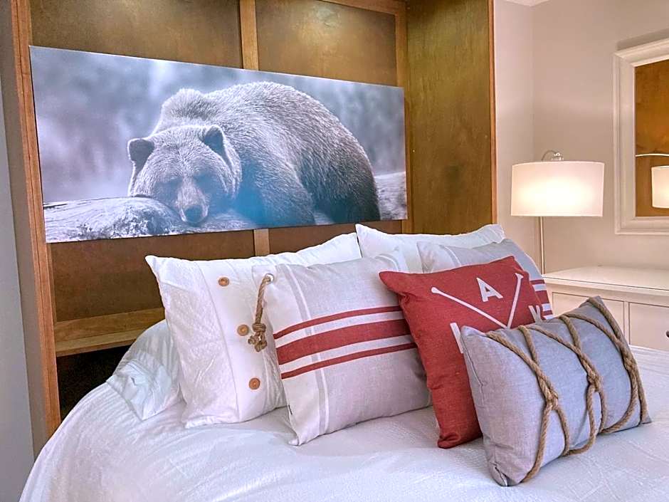 Modern Mountainside Ski In/Ski Out Studio at Blue