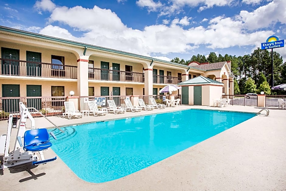 Days Inn & Suites by Wyndham Columbia Airport