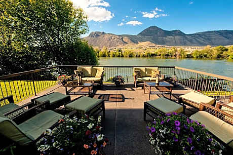 Riverland Inn & Suites