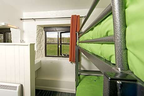 Dormitory Room with Shared Bathroom (6 Adults)