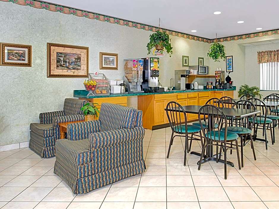Super 8 by Wyndham Pontoon Beach IL/St. Louis MO Area