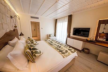 Deluxe Room with Side Sea View