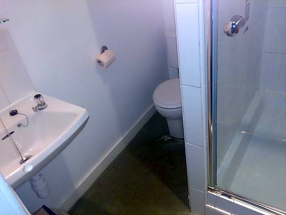 OYO Rose & Crown Hotel