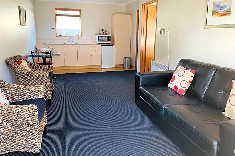 Admiral Court Motel & Apartments