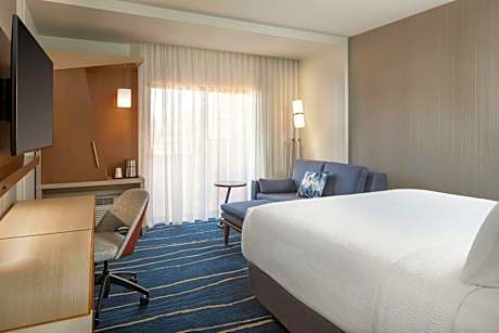 King Room with Adapted Tub - Mobility Accessible