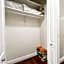 Tropical Oasis - King Beds - Free Netflix & Parking - Fast Wi-Fi
