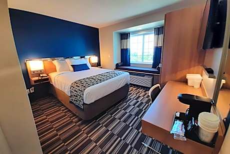 Queen Room with One Queen Bed - Mobility Accessible - Tub with Grab Bars - West View - Non-Smoking