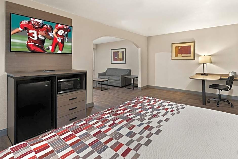 Red Roof Inn & Suites Irving - DFW Airport South