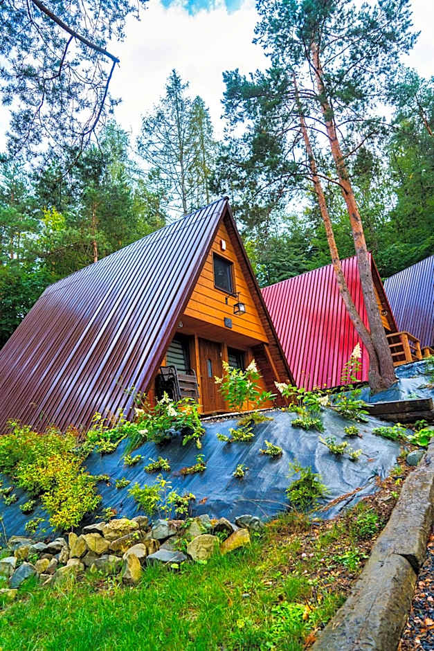 Przystań nad Sanem z widokiem na góry i rzekę