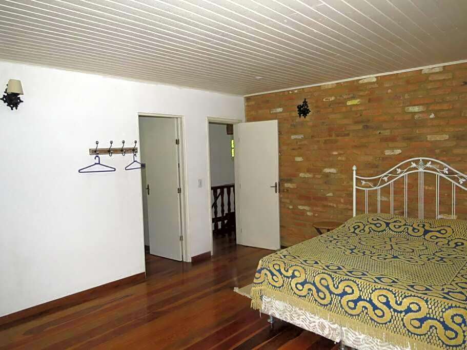 Linda casa em Mury,com riacho e lareira