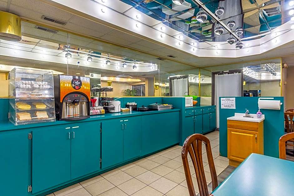 Econo Lodge & Suites Clarksville near Governors Square Mall