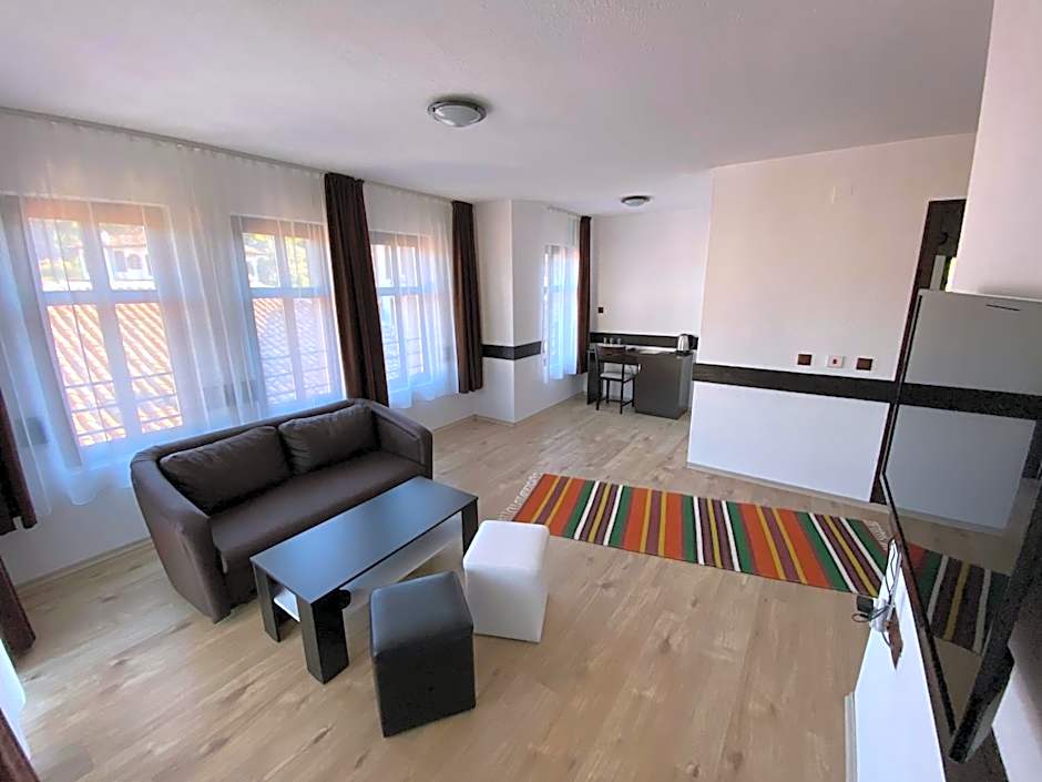 Апартхотел "Старият Град" в етнографски комплекс