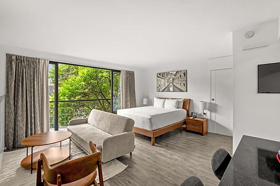 Photo 1 of 13 of Deluxe 1 King Bed