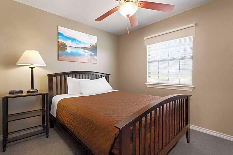 Eagle's Den Suites Cotulla a Travelodge by Wyndham