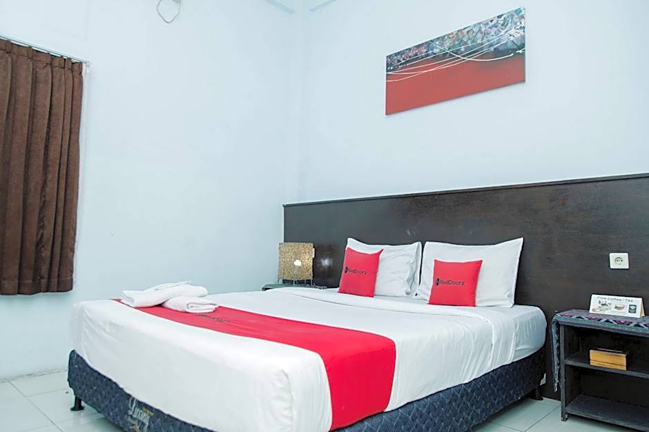 RedDoorz at Hening Homestay