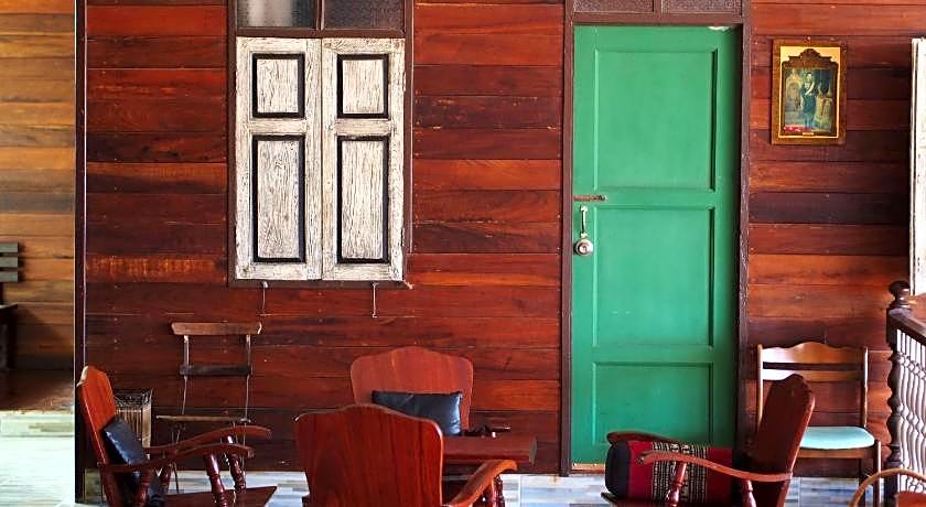 Chommuang Guest House At Ayutthaya.