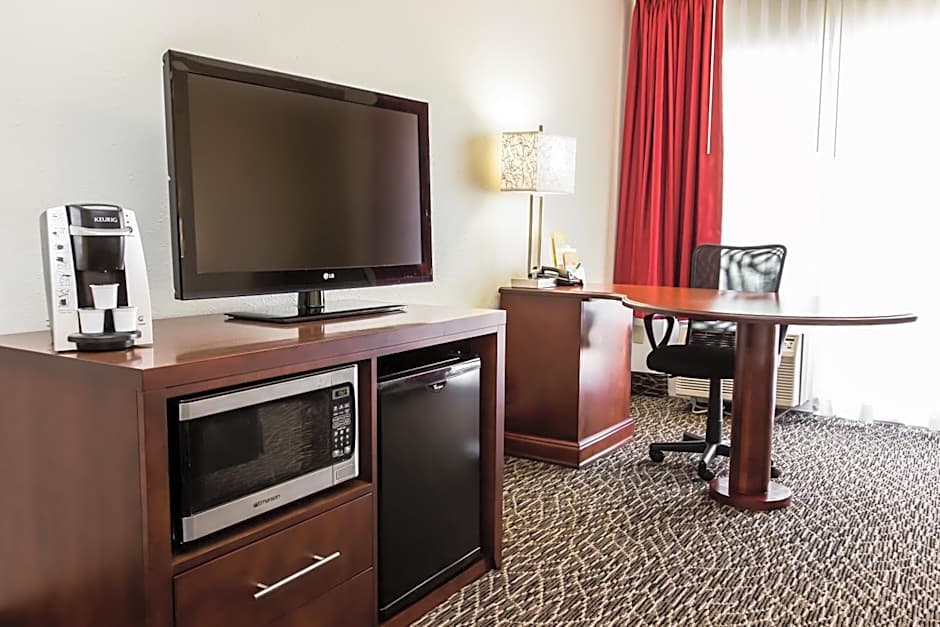 La Quinta Inn & Suites by Wyndham Clearwater Central