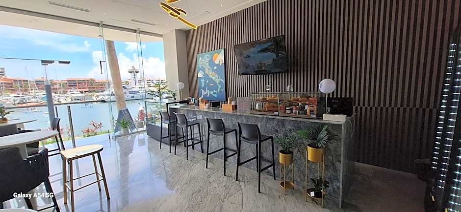 Luxurious Oceanfront condo with Unmatched Panoramic Views