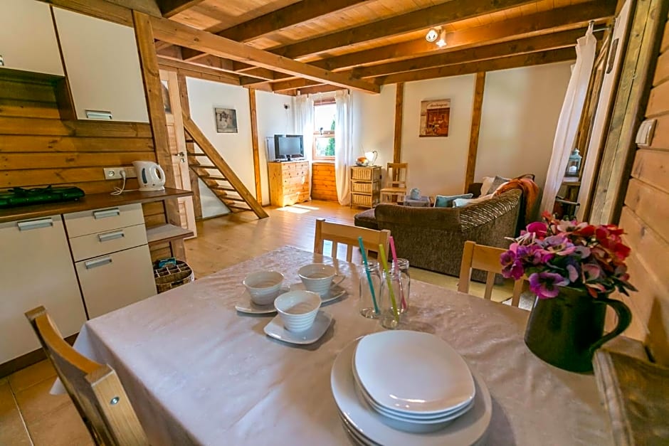 DOMKI POD JARZĘBINĄ